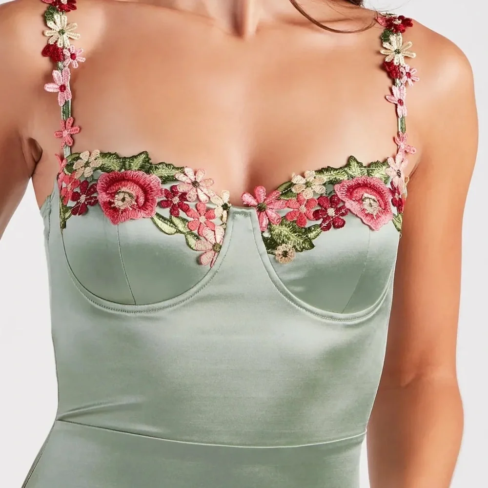 NWT Windsor Floral Satin Mini Dress Large Green Bodycon Sweetheart Embroidered - Picture 4 of 12